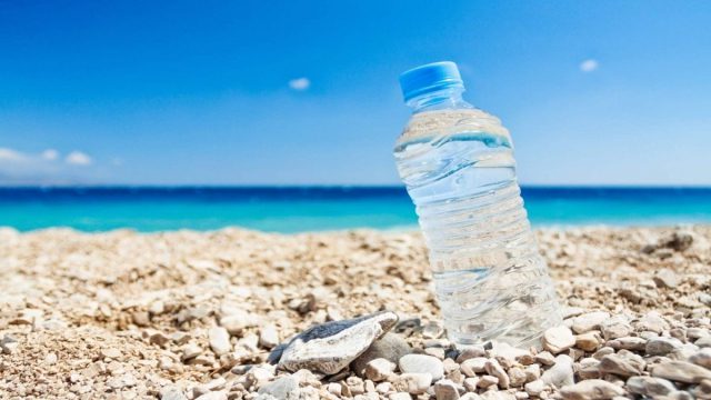 Ζέστη και ενυδάτωση: Τα 5 βασικά που πρέπει να ξέρεις για να «αντέξεις»