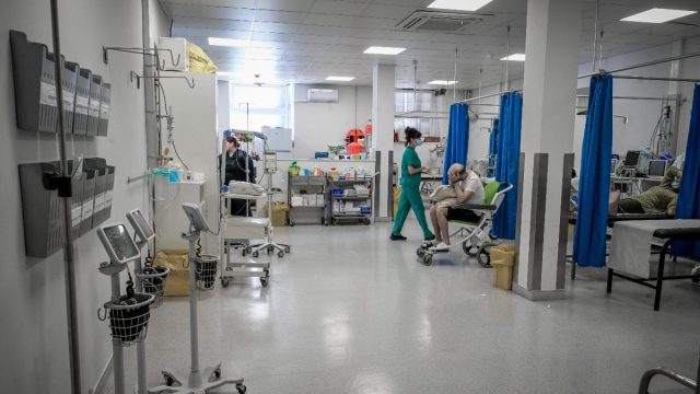 Αγώνας… δρόμου μέχρι τις εκλογές από την κυβέρνηση για τα Επείγοντα: Οι αλλαγές για να μειωθούν οι αναμονές