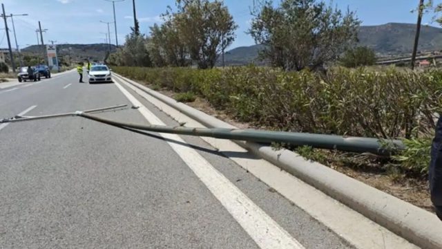 Κίνδυνος-θάνατος στη Λεωφόρο Λαυρίου: Κατέρρευσε κολώνα φωτισμού με διαβρωμένη βάση