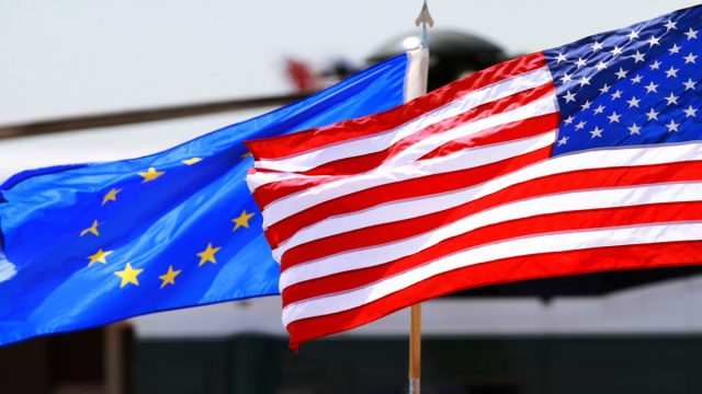 Εμπορική σύγκρουση στον ορίζοντα: Η ΕΕ απειλεί με οικονομικά αντίποινα τον Τραμπ – Συμφωνία ΗΠΑ και Βρετανίας για τους δασμούς