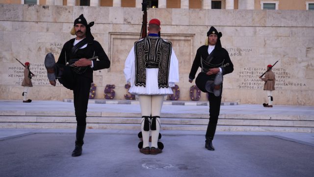 Ανατριχίλα: Εύζωνες ντύθηκαν με ποντιακές φορεσιές στο Σύνταγμα- Εικόνες συγκίνησης και ιστορικής μνήμης για τη Γενοκτονία των Ποντίων