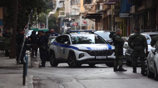 Εξάρχεια: Σερβιτόρα καταγγέλλει ότι έχασε την ακοή της από χειροβομβίδα κρότου λάμψης των ΜΑΤ