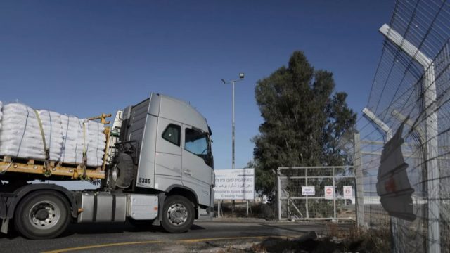 Το Ισραήλ δηλώνει ότι 100 φορτηγά με αλεύρι, παιδικές τροφές και ιατρικό εξοπλισμό εισήλθαν στη Γάζα – Το αρνείται ο ΟΗΕ