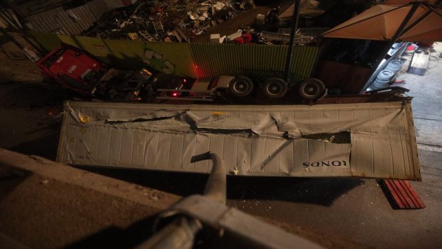 Σοκάρουν οι εικόνες από το τροχαίο στην Πέτρου Ράλλη: Ελαφρά τραυματισμένος ο οδηγός του φορτηγού
