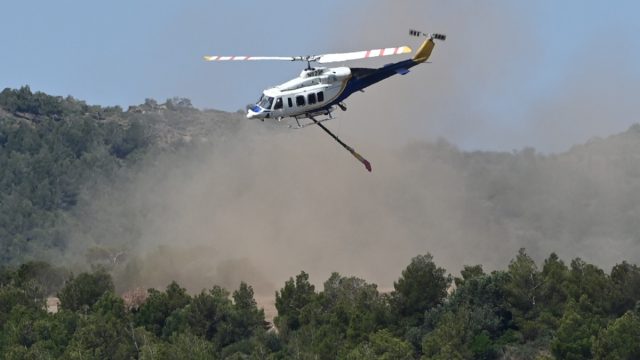 Διπλό μέτωπο φωτιάς στην Αττική: Ταυτόχρονα σε Μαρκόπουλο και Κορωπί – Πού τέθηκαν κυκλοφοριακές ρυθμίσεις