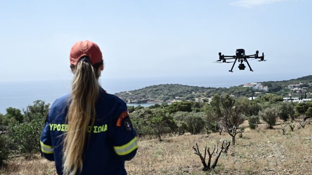 Φωτιά στην Κύθνο – Μεταβαίνουν εναέρια μέσα στο νησί