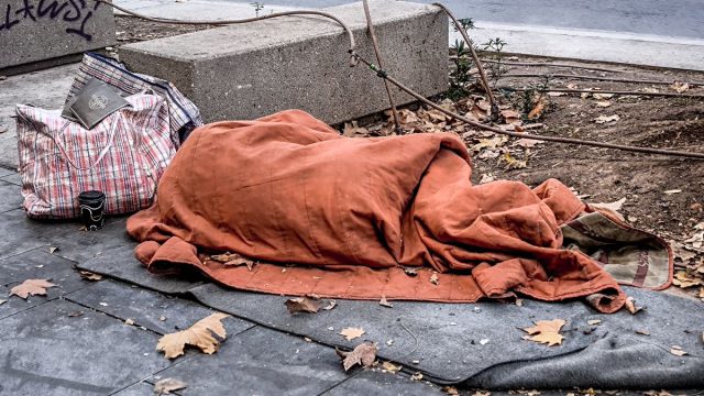 Ναι αλλά… χορταίνουμε με ήλιο και θάλασσα: Αυξάνεται ανησυχητικά η φτώχεια στην Ελλάδα