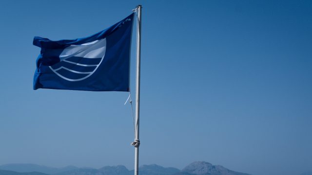 Γαλάζια Σημαία 2025: Δεύτερη παγκοσμίως η Ελλάδα – Οι παραλίες της Αττικής που την έχασαν