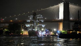Σοκάρουν οι μαρτυρίες για το ιστιοφόρο που «καρφώθηκε» στη γέφυρα του Μπρούκλιν: Δύο νεκροί και δεκάδες τραυματίες