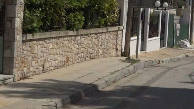 Γλυκά Νερά: Ανήλικοι 15 και 16 ετών ξυλοκόπησαν βάναυσα 50χρονο έξω από σχολείο και τον άφησαν αιμόφυρτο