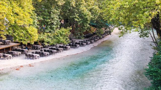 Ατελείωτη δροσιά και «πράσινο»: Το χωριό στον Αχέροντα ποταμό με τις πηγές και τα υπεραιωνόβια δέντρα