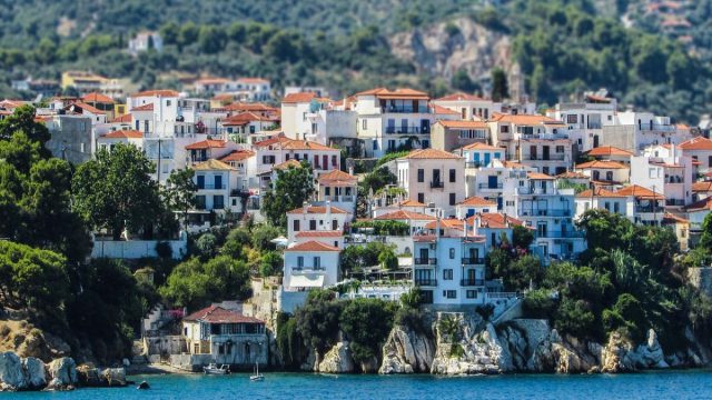 Τουρισμός 2024: Αυξημένες αφίξεις, μειωμένες δαπάνες – Πού πήγαν και πόσα ξόδεψαν