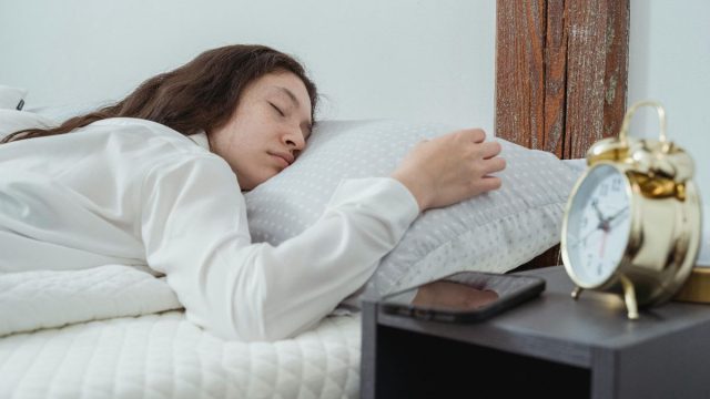 Υπνική Άπνοια: Τι είναι, ποια είναι τα συμπτώματα και πώς αντιμετωπίζεται