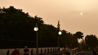 Καιρός σήμερα 17/5: Η σκόνη… κάθεται με τη βροχή και η θερμοκρασία ανεβαίνει – Η εκτίμηση Αρναούτογλου και Μαρουσάκη