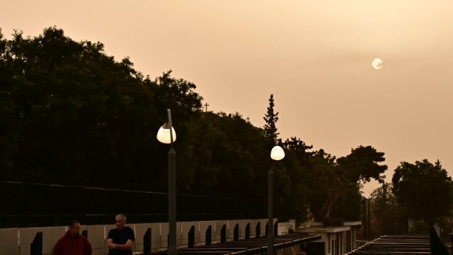 Καιρός σήμερα 17/5: Η σκόνη… κάθεται με τη βροχή και η θερμοκρασία ανεβαίνει – Η εκτίμηση Αρναούτογλου και Μαρουσάκη