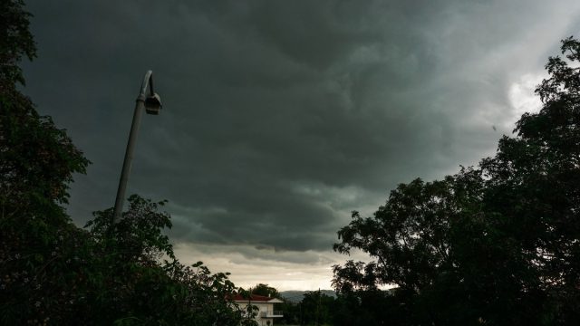 Καιρός σήμερα 26/5: Καθαρότερος ουρανός με βροχές και πτώση της θερμοκρασίας – Τι λένε Καλλιάνος και Αρνιακός