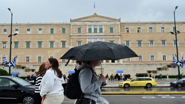 Από τη ζέστη στις καταιγίδες: Ανατροπή του καιρού την Κυριακή (25/5) με έντονα φαινόμενα