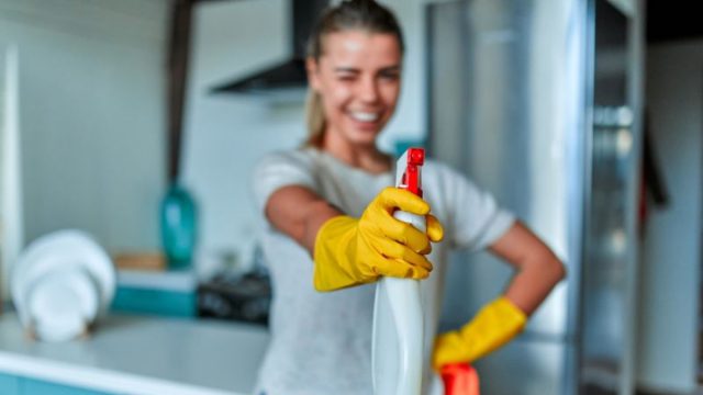 Όσα βλέπει η πεθερά: Τα κόλπα για καθαρό σπίτι στο άψε σβήσε