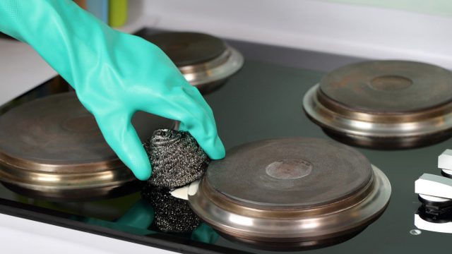 Ξεραμένα λίπη στην κεραμική εστία; Δείτε πώς να τα εξαφανίσετε εύκολα