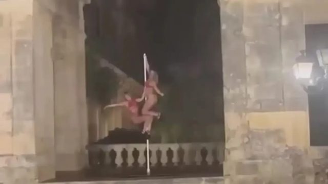 Χαμός στην Κέρκυρα: Χορεύτριες έκαναν pole dancing μπροστά στο Ανάκτορο Αγίων Μιχαήλ και Γεωργίου