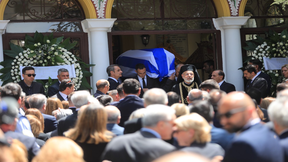 Το τελευταίο αντίο στον Πέτρο Μολυβιάτη: Με την ελληνική σημαία έφτασε η σορός, σύσσωμη η πολιτική ηγεσία