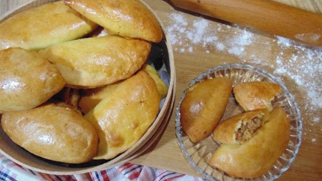 Κιμαδοπιτάκια με ζύμη σαν κουρού