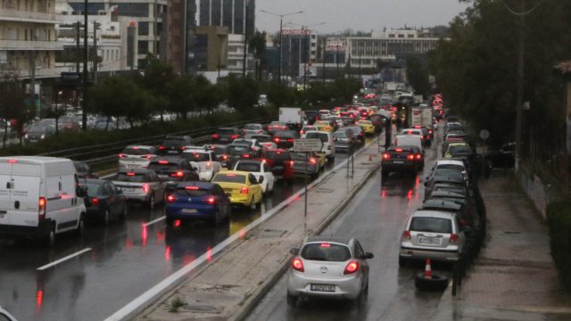 Κίνηση στους δρόμους: Χάος στην Αττική εξαιτίας του καιρού – Σημειωτόν στον Κηφισό