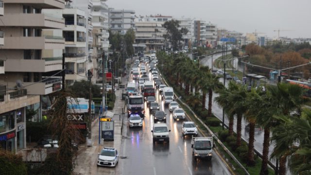 Τροχαίο με τέσσερις τραυματίες στην Ποσειδώνος – Στο «κόκκινο» Κηφισός, Αθηνών και Κηφισίας