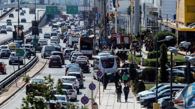 Ουρές χιλιομέτρων στον Κηφισό λόγω τροχαίου – Συγκρούστηκε νταλίκα με δύο αυτοκίνητα