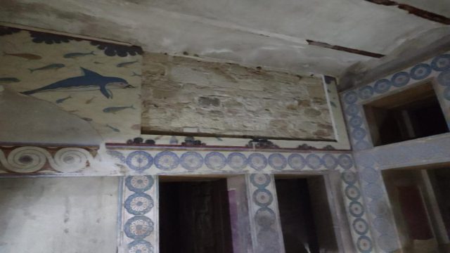 Κνωσός: Κατέρρευσε το αντίγραφο της τοιχογραφίας με τα δελφίνια – Στα ύψη η πολιτική αντιπαράθεση