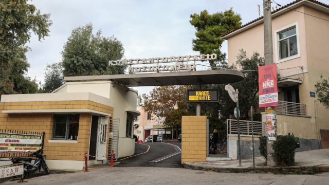 Ιερόσυλοι βανδάλισαν το εκκλησάκι του νοσοκομείου «Αγία Όλγα» – «Έκλεψαν τα δισκοπότηρα κι ένα ευαγγέλιο»