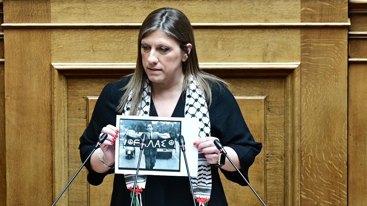 Η Ζωή Κωνσταντοπούλου πήγε με παλαιστινιακή μαντίλα και φωτογραφία του Λαμπράκη στη Βουλή