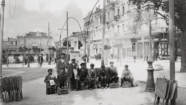 Κουίζ για την παλιά Αθήνα: Μπορείτε να αναγνωρίσετε την πλατεία; Έχετε περάσει σίγουρα από εκεί