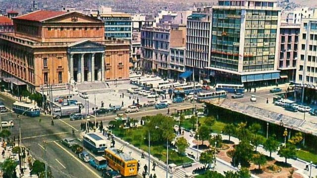 Κουίζ για την παλιά Αθήνα: Μπορείτε να αναγνωρίσετε την πλατεία της φωτογραφίας; Έχετε περάσει 100%
