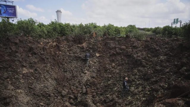 Πύραυλος των Χούθι «χτύπησε» δίπλα στο Μπεν Γκουριόν: Σκηνές πανικού και κρατήρας-γίγας κοντά στον τερματικό σταθμό