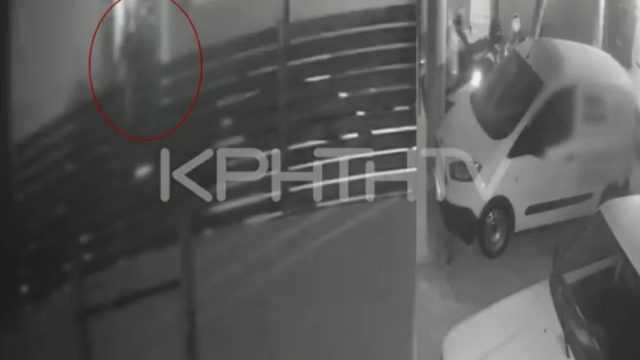 Ηράκλειο: Καρέ-καρέ η στιγμή που η μητέρα εγκαταλείπει το νεογέννητο παιδί της σε κάδο απορριμμάτων