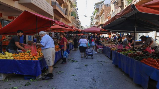 Από το χωράφι στο ράφι: Τα σχέδια της κυβέρνησης για χαμηλότερες τιμές στις λαϊκές αγορές