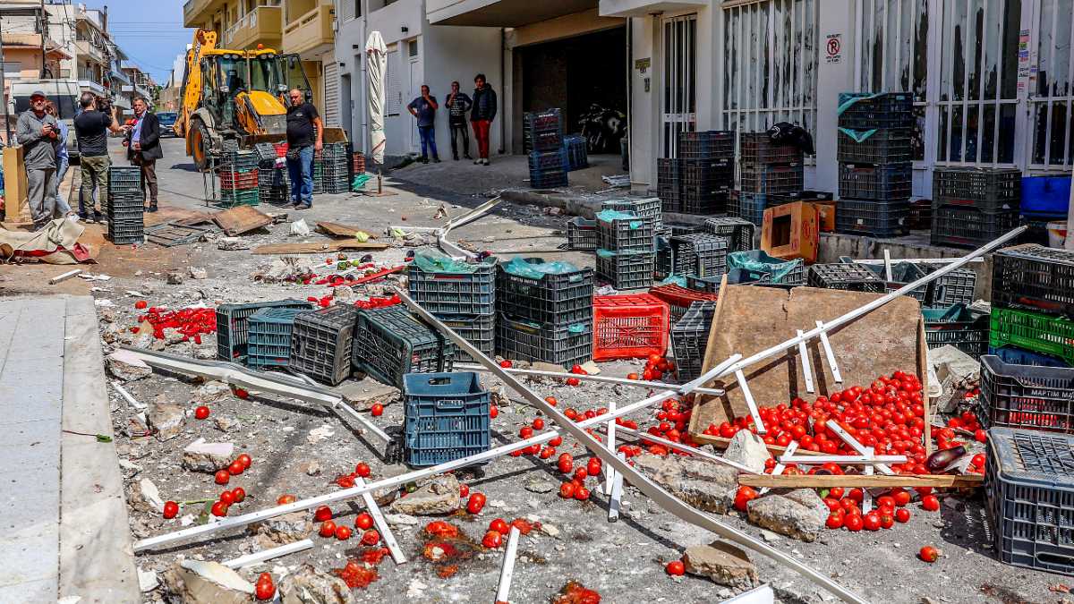 Στιγμές πανικού στο Ηράκλειο: Μπαλκόνι έπεσε σε πάγκους λαϊκής