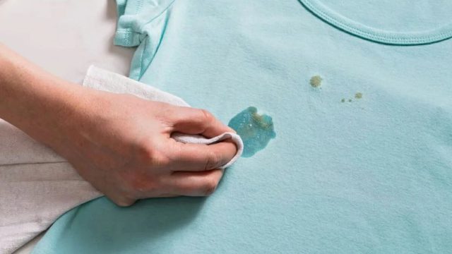 Λεκέδες από λάδι στα ρούχα: Ο τρόπος για να τους αφαιρέσετε γρήγορα
