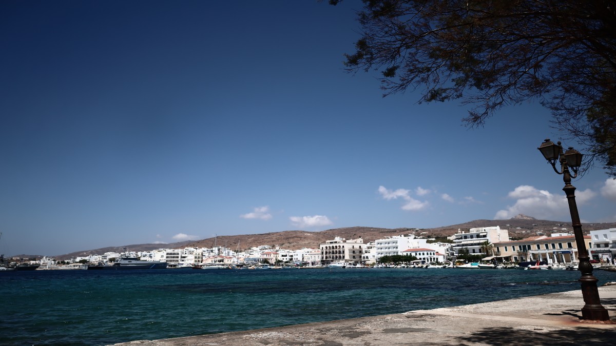 Συναγερμός στην Τήνο: Πλοίο προσέκρουσε στο λιμάνι του νησιού
