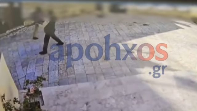 Καρέ-καρέ η ληστεία με καλάσνικοφ στα ΕΛΤΑ Καλαβρύτων – Πήραν μόνο 1.000 ευρώ χάρη στην υπάλληλο
