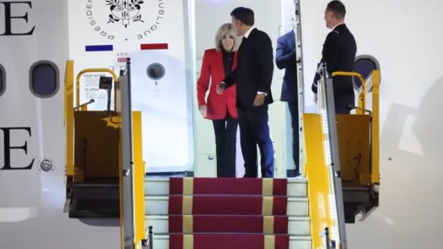 Οι τρεις λέξεις που είπε η Μπριζίτ στον Μακρόν μετά το χαστούκι – Τον άρχισε στα… γαλλικά