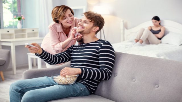 Είναι παιδί της μαμάς; 6+1 τρόποι για να καταλάβετε αν ο σύντροφός σας… δεν έχει κόψει τον ομφάλιο λώρο
