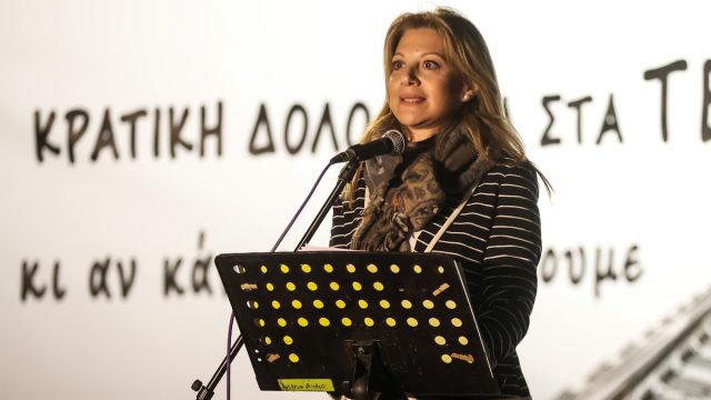 Μαρία Καρυστιανού κατά Καρώνη: «Αδίστακτος, τολμά να αφιερώνει αυτό το έκτρωμα στους νεκρούς μας»