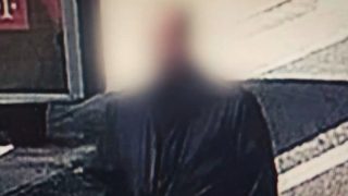 Εντείνεται η ανησυχία στο Μαρούσι: Βίντεο από τη στιγμή που ο άνδρας παρενοχλεί ανήλικες σε δημόσιο χώρο