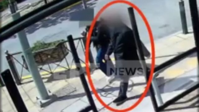Βίντεο ντοκουμέντο με τον άνδρα που παρενοχλεί ανήλικες στο Μαρούσι – Η αντίδραση 17χρονης που πήρε στο κατόπι