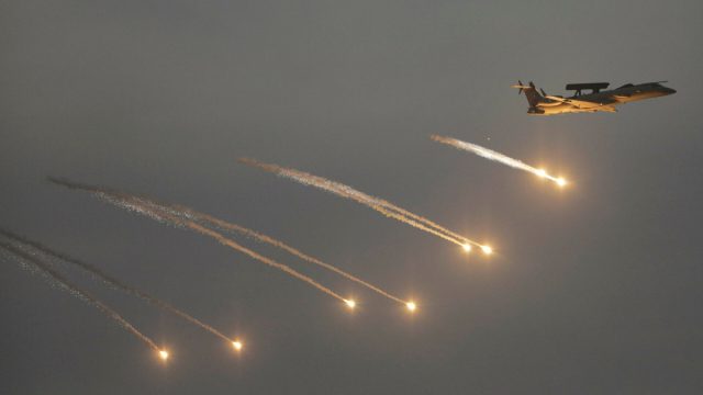 Στα πρόθυρα γενικευμένης σύγκρουσης Ινδία-Πακιστάν: Επιθέσεις σε αεροπορικές βάσεις – Πολλαπλές εκρήξεις στο Κασμίρ