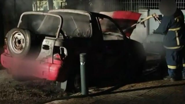 Μυστήριο στο Παγκράτι με τον άνδρα που κάηκε ζωντανός: Ένα καμινέτο στο εσωτερικό του οχήματος μπερδεύει τις έρευνες
