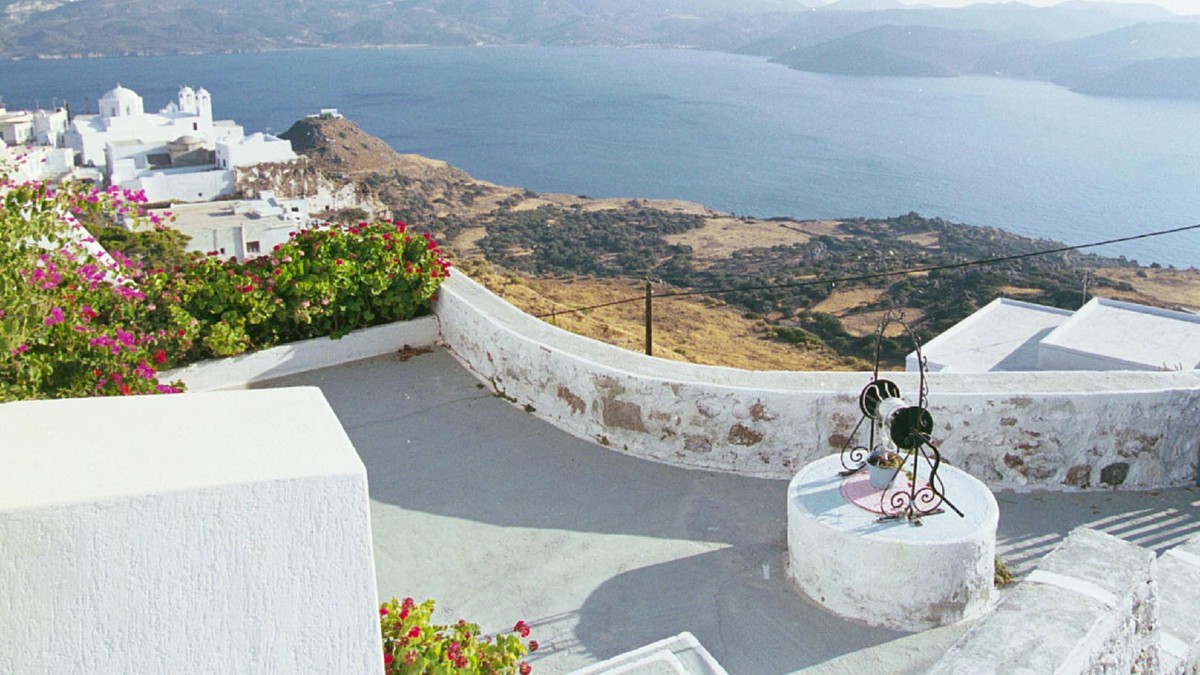 Σεληνιακά τοπία και πολύχρωμες παραλίες: Το νησί «κόσμημα» των Κυκλάδων
