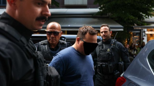 Λάρισα: Ο 21χρονος μητροκτόνος είχε ξεφύγει – Μάλωνε με τη μητέρα του για τα οικονομικά και απείλησε τον ξάδελφό του μετά τον φόνο